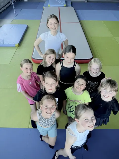 Wspolne cwiczenia rozciagajace na sali